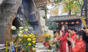 Sáng mùng 1 Tết, người Cần Thơ chen chân đi lễ chùa
