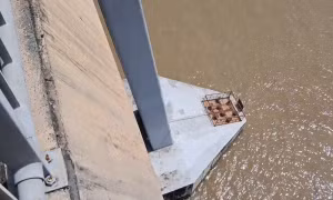 Thi thể nữ ở mố cầu Rạch Miễu và chiếc xe máy bỏ lại