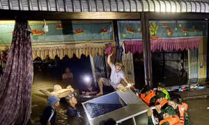 Biên phòng xuyên đêm giúp dân di dời sau mưa lớn gây ngập