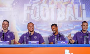 Người hâm mộ ấn tượng với nụ cười Dimitar Berbatov, Nemanja Vidic, Luis Nani và Wes Brown