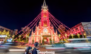 'Thánh đường hồng' 150 tuổi rực rỡ mùa Giáng sinh