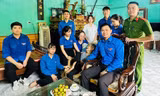 Đoàn phường Vũ Ninh (tỉnh Bắc Ninh) đến thăm hỏi, tặng quà và dọn dẹp nhà cửa Mẹ Việt Nam Anh hùng Nguyễn Thị Ngần.