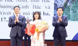 Lãnh đạo tỉnh Bắc ninh trao chứng nhận đầu tư cho doanh nghiệp. Ảnh: Nguyễn Thắng
