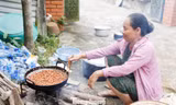 Những ngày ngập lụt lịch sử, người dân thôn Đậu luôn duy trì "bếp ăn yêu thương". Ảnh: Nguyễn Thắng