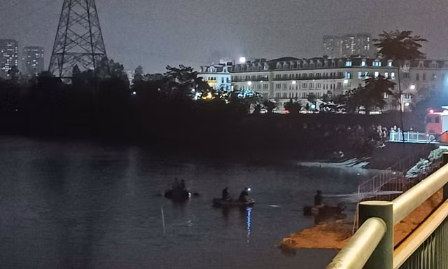 Tìm kiếm 2 thanh niên mất tích ở hồ điều hòa đường Tam Trinh (Hà Nội)