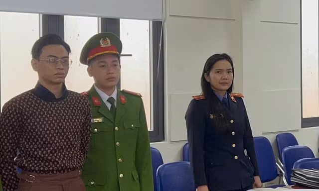 Bắt tạm giam 'tổng tài' vụ đánh nhân viên quán cà phê ở Hà Nội