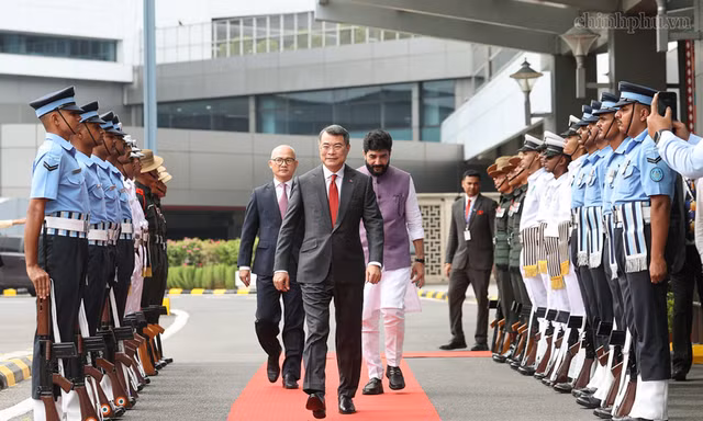 Thủ tướng tới New Delhi, bắt đầu chương trình dự Hội nghị thượng đỉnh BRICS