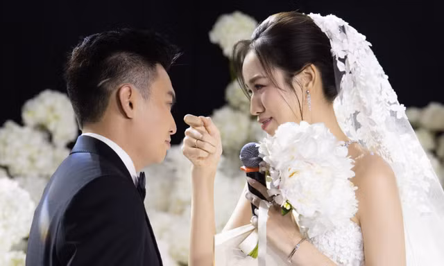 Hoa hậu Đỗ Thị Hà khóc nhiều trong đám cưới