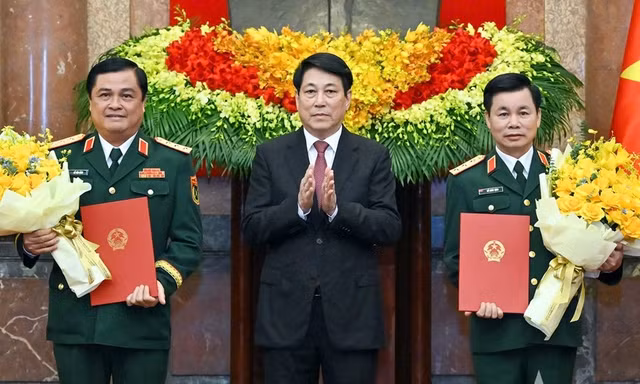 Chủ tịch nước trao Quyết định thăng quân hàm Thượng tướng đối với đồng chí Đỗ Xuân Tụng và đồng chí Đỗ Văn Bảnh