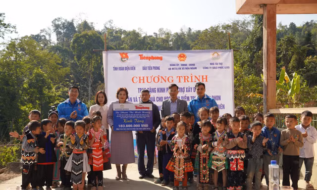Tài trợ bếp ăn, trao quà Tết cho điểm trường '3 không' ở Điện Biên