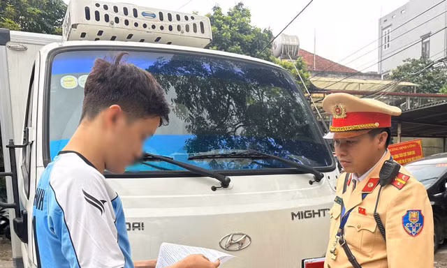 Hà Nội: Phát hiện tài xế xe tải mua giấy phép vào phố cấm qua mạng xã hội