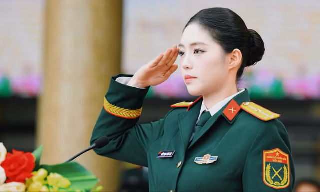 Á hậu Châu Anh nhận bằng khen, được thăng quân hàm 