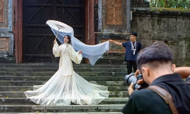 Trào lưu chụp ảnh 'chạy xuyên không' ở Huế 
