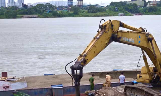 Cảnh sát xử lý bến tập kết vật liệu xây dựng không phép ở Bát Tràng