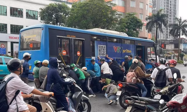 Hà Nội: Ô tô buýt cuốn người phụ nữ đi xe máy vào gầm