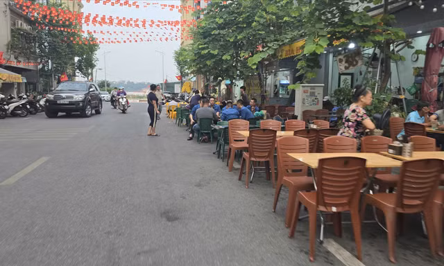 Đường hơn 300 tỷ nối sông Hồng với phố cổ bị hàng quán 'nuốt trọn'
