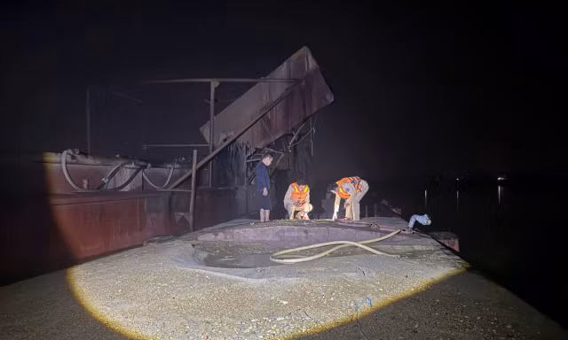 Hà Nội: Bắt giữ 2 phương tiện khai thác cát trái phép trên sông Cầu