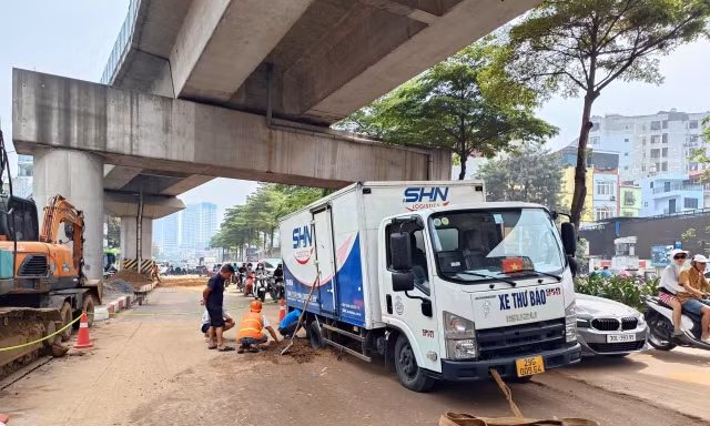 Hà Nội: Ô tô tải mắc kẹt tại công trình thi công trên đường Nguyễn Trãi, phương tiện tham gia giao thông ùn dài