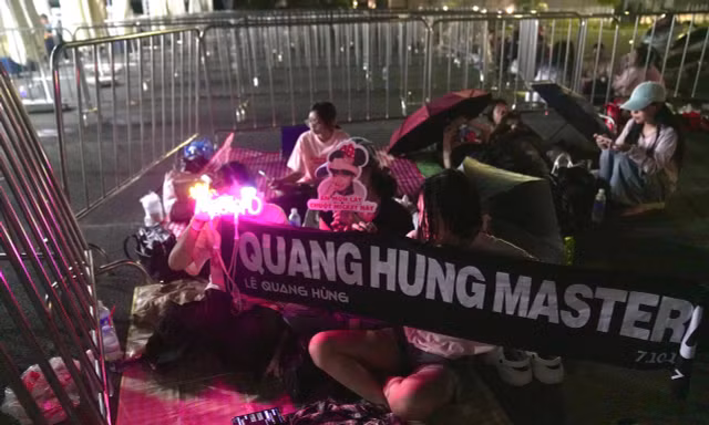 Trải bạt từ nửa đêm, thức trắng đu idol ở concert Thanh xuân