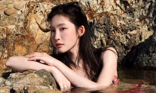 Nữ ca sĩ mặc bikini chụp hình ở Giếng Tiên (Gia Lai), bị chỉ trích dữ dội