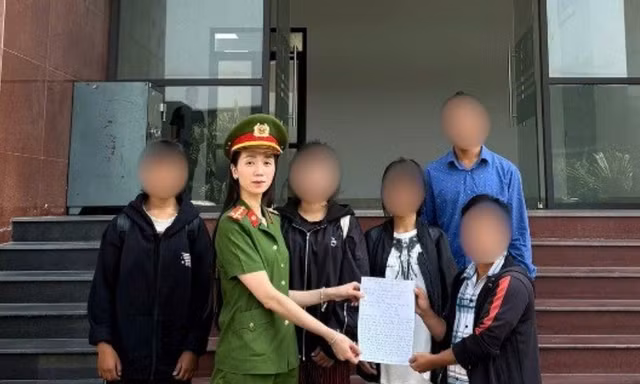 Công an Hà Nội phối hợp giải cứu 3 thiếu nữ đi tìm 'việc nhẹ, lương cao'