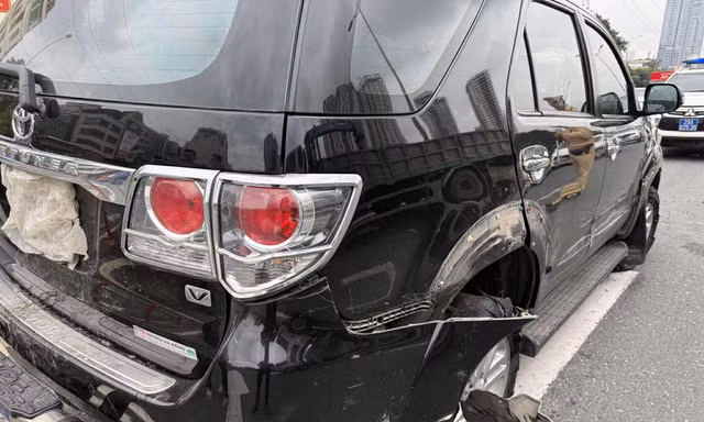 CSGT Hà Nội ngăn chặn người đàn ông say xỉn lái ô tô đi ngược chiều