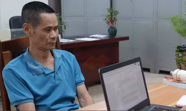 Bắt quả tang đối tượng mang súng đi tiêu thụ