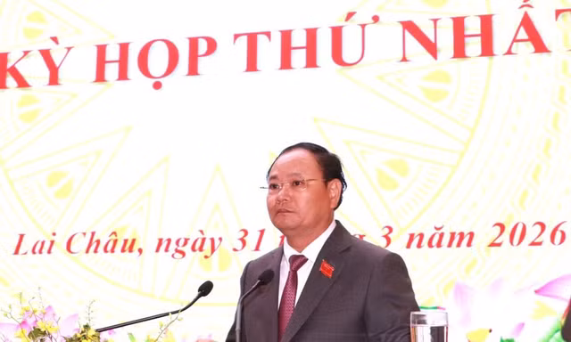 Bí thư Tỉnh ủy, Chủ tịch HĐND tỉnh Lai Châu Lê Minh Ngân phát biểu tại kỳ họp.