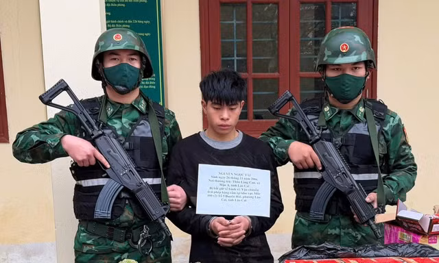 Ôm hàng trăm kg pháo lậu bơi qua sông về Việt Nam