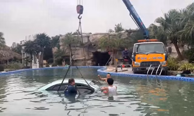 Cảnh ô tô chìm xuống nước khiến đạo diễn suýt chết 