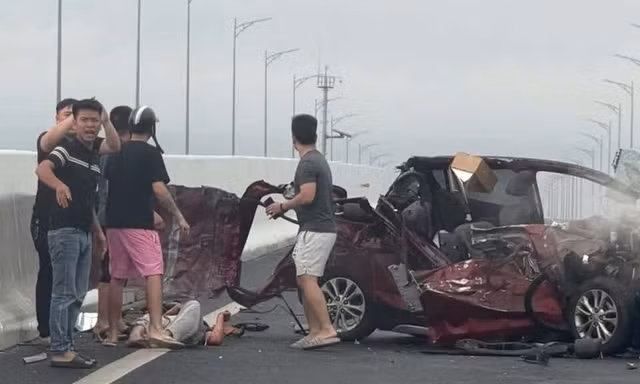 Ô tô con biến dạng sau va chạm với xe tải trên cao tốc