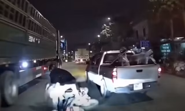 Hà Nội: Cảnh sát làm việc với tài xế xe bán tải chèn ngã 3 người đi xe máy