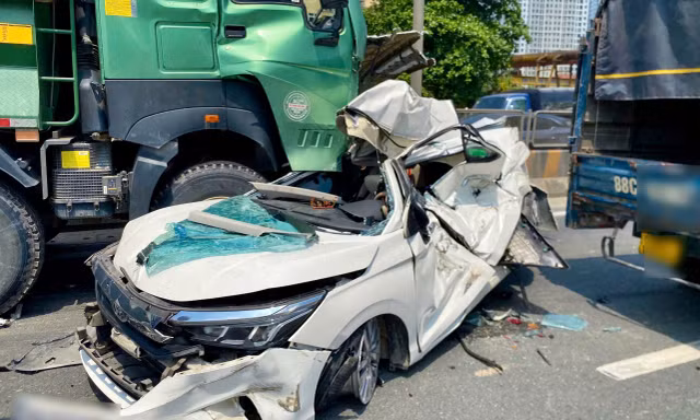 Hiện trường vụ ô tô con bị vò nát, 3 người mắc kẹt sau va chạm liên hoàn ở Hà Nội