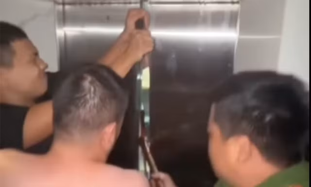 Hà Nội: Giải cứu người phụ nữ mắc kẹt trong thang máy ngập nước dưới hầm tòa nhà