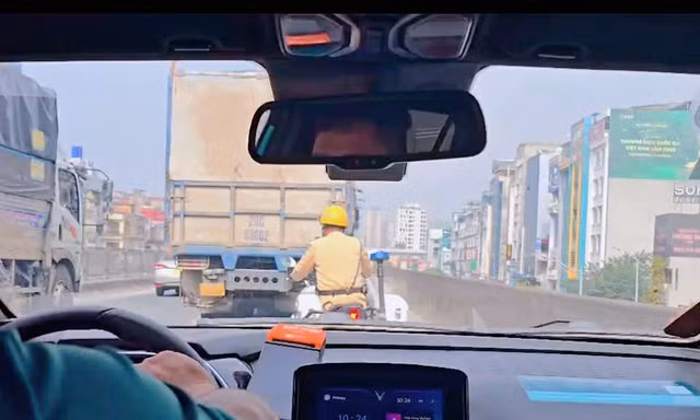 CSGT Hà Nội mở đường, hỗ trợ xe chở sản phụ đến bệnh viện an toàn