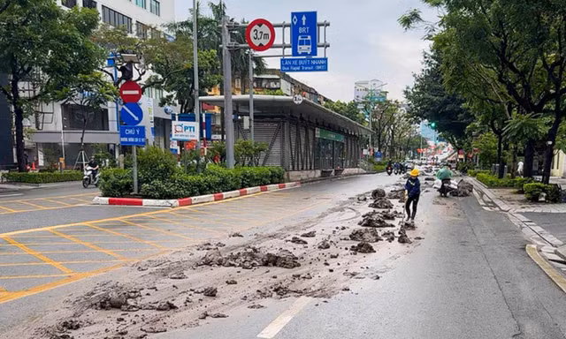 Hà Nội: Xe tải làm rơi vãi bùn ra đường, tài xế và chủ xe bị phạt gần 35 triệu đồng
