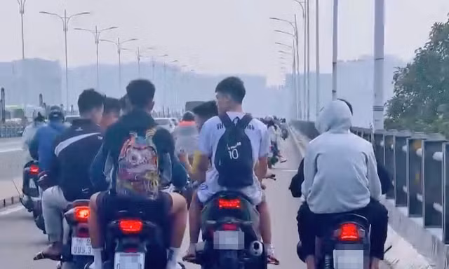 Xử lý nhóm 'choai choai' đầu trần đi xe máy dàn hàng ngang ở cầu Vĩnh Tuy