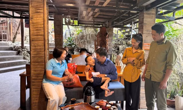 Ban quản lý mô hình trực tiếp đến thăm, trao hỗ trợ cho các hộ nghèo, hộ cận nghèo, phụ nữ đơn thân, người già neo đơn, trẻ em có hoàn cảnh khó khăn và các trường hợp gặp khó khăn đột xuất do thiên tai, ốm đau, hỏa hoạn...