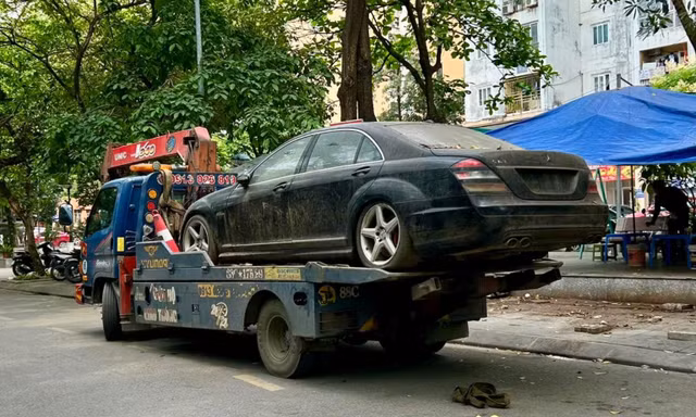 Công an thông tin về xe ô tô S63 bị 'bỏ quên' 10 năm ở vỉa hè ở Hà Nội