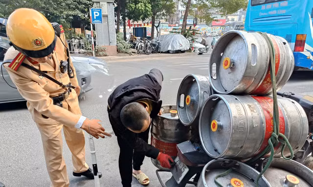 Lời biện minh 'quanh co' của tài xế che dán biển số xe