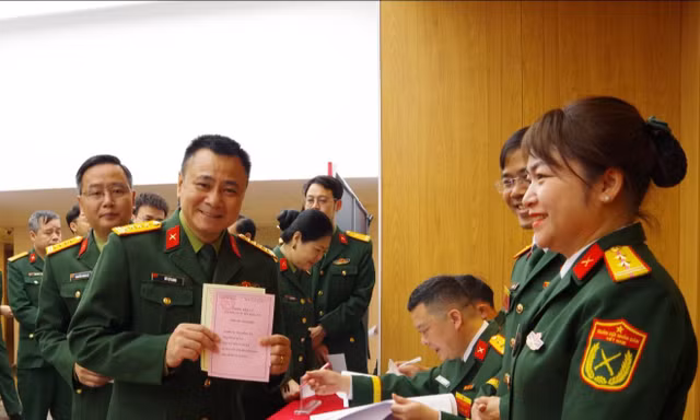 NSND Tự Long, Quyền Linh, nhạc sĩ Nguyễn Văn Chung và hàng chục nghệ sĩ đi bầu cử 