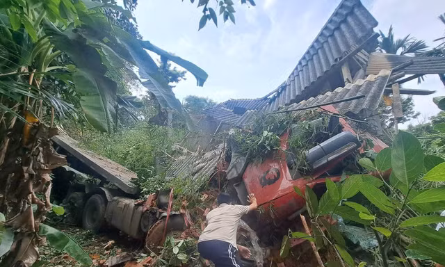 Xe đầu kéo lao xuống đèo, húc sập nhà dân, tài xế tử vong