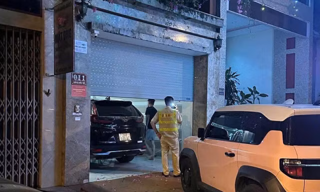 Lái xe ôtô tông trúng hai 2 người trên vỉa hè rồi đánh xe rời khỏi hiện trường 