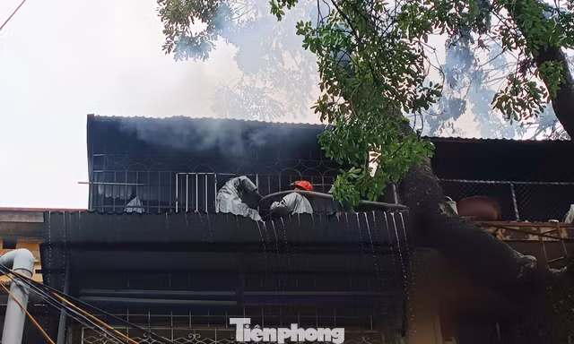 Kịp thời dập tắt đám cháy lớn tại căn hộ tập thể ở Hà Nội