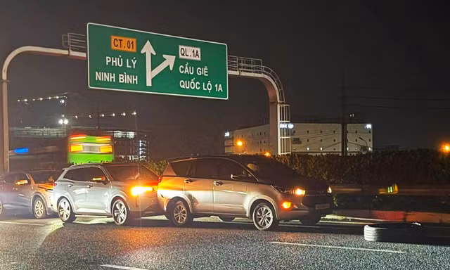 Vỏ lốp ô tô nằm giữa cao tốc, 3 phương tiện va chạm liên hoàn