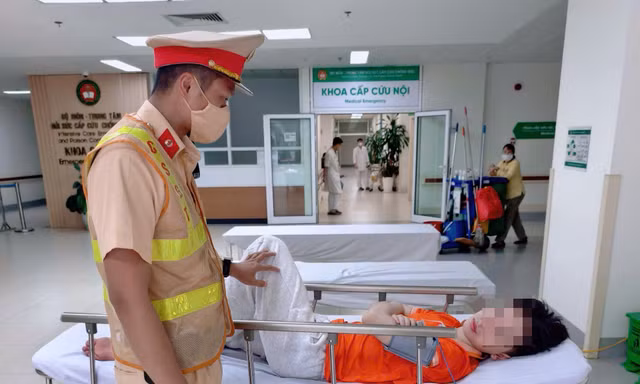 CSGT Hà Nội dùng xe đặc chủng mở đường đưa nam sinh bị đột quỵ đi cấp cứu