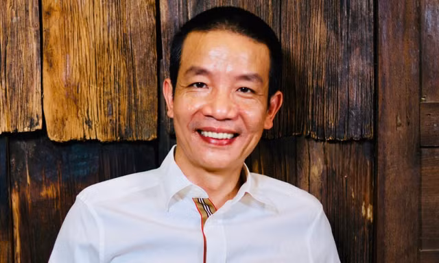 Nhạc sĩ Nguyễn Vĩnh Tiến trở thành y sĩ ở tuổi 52 