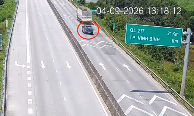 Xe bán tải chạy gần 80 km/h, bám đuôi xe tải 25m trên cao tốc