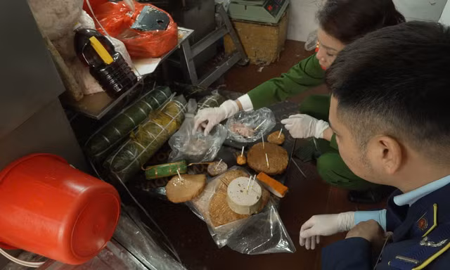 Hà Nội: Phát hiện cơ sở dùng chất cấm sản xuất 300 tấn giò chả