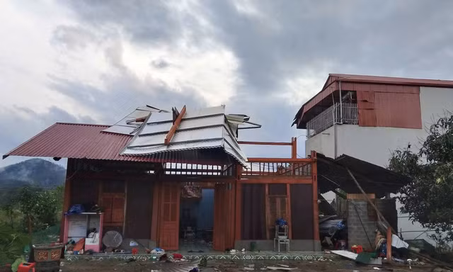 Huy động hàng trăm người khắc phục hậu quả dông lốc, giúp người dân sớm ổn định cuộc sống
